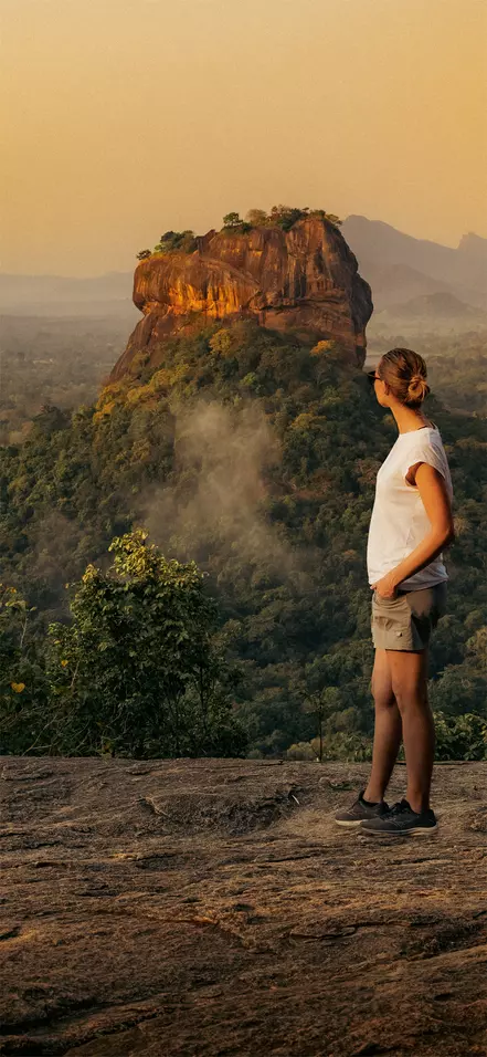 Frau mit Blick auf den Löwenfelsen von Sigiriya