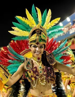 Wunderschöne Tänzerin beim brasilianischen Karneval in Rio