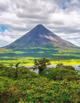 Wunderschöne Aussicht auf die Natur des Regenwaldes und Wolkendecke, Vulkan Arenal, Costa Rica