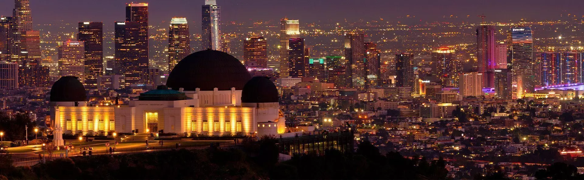 Griffith Observatory in Los Angeles bei Dunkelheit mit Blick über die Stadt